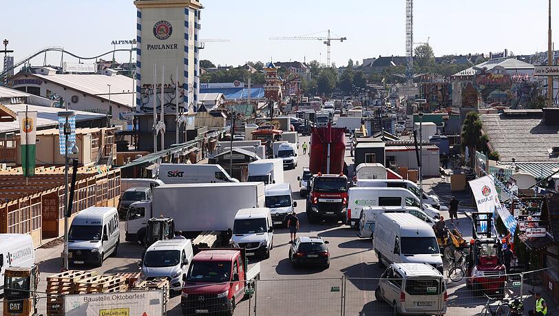 Beim Abbau am Oktoberfest ist ein Bauarbeiter in die Tiefe gestürzt und hat sich schwer verletzt. (Symbolbild)