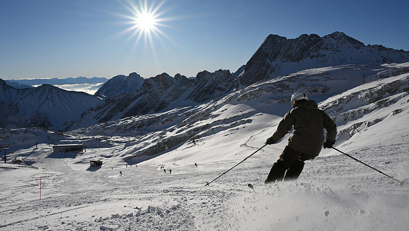 Skifahrer auf der Zugspitze. Das Tagesticket in dem Gebiet kostet in der kommenden Saison 69 Euro, im Jahr zuvor waren noch 66 Euro fällig.