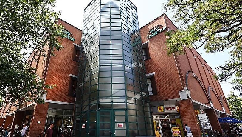 Soll einem Neubau weichen: das Backsteingeb&auml;ude am Rotkreuzplatz, in dem Galeria Mieter ist.