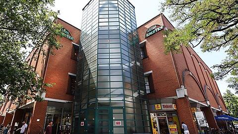 Soll einem Neubau weichen: das Backsteingeb&auml;ude am Rotkreuzplatz, in dem Galeria Mieter ist.