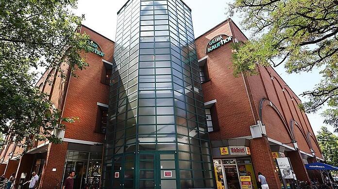 Soll einem Neubau weichen: das Backsteingeb&auml;ude am Rotkreuzplatz, in dem Galeria Mieter ist.