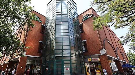 Soll einem Neubau weichen: das Backsteingeb&auml;ude am Rotkreuzplatz, in dem Galeria Mieter ist.