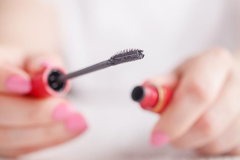 Die Mascara ist keine Luftpumpe! Durch das mehrmalige Pumpen mit dem Bürstenstab bringen Sie Luftbläschen in den Behälter, was dazu führt, dass Ihre Mascara austrocknet und verklumpt. Die Mascara ist keine Luftpumpe! Durch das mehrmalige Pumpen mit dem Bürstenstab bringen Sie Luftbläschen in den Behälter, was dazu führt, dass Ihre Mascara austrocknet und verklumpt.