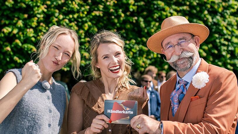 Leonie Bartsch (l.) und Linn Schütze vom Podcast "Mord auf Ex", hier an der Seite von Horst Lichter, können sich über ein beachtliches Sümmchen für einen guten Zweck freuen. Leonie Bartsch (l.) und Linn Schütze vom Podcast "Mord auf Ex", hier an der Seite von Horst Lichter, können sich über ein beachtliches Sümmchen für einen guten Zweck freuen.