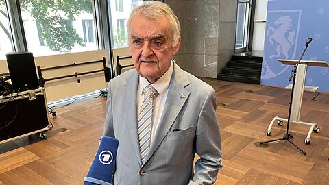 Nordrhein-Westfalens Innenminister Herbert Reul (CDU) sagt, eine &Uuml;berwachung mit Polizeikr&auml;ften sei angesichts der Dimension, etwa von Strom- oder Bahnnetzen, nicht m&ouml;glich.