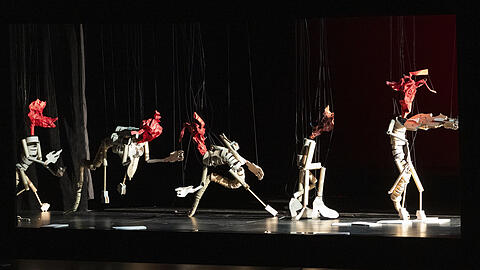 Die Teufelspuppen von Georg Baselitz f&uuml;r Strawinskys &bdquo;Geschichte vom Soldaten&ldquo; &iacute;m Salzburger Marionettentheater.