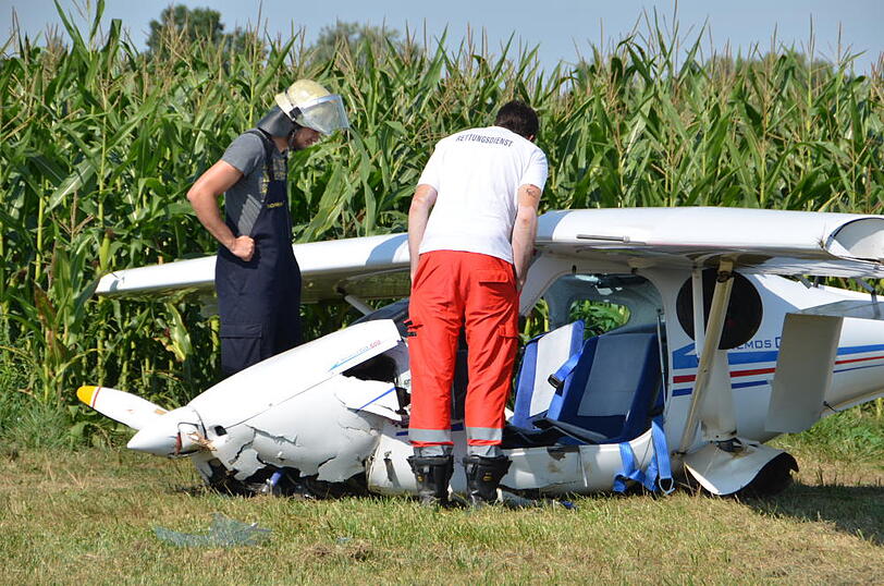 Die Bilder vom Absturzort: Ein Leichtflugzeug ist kurz nach dem Start wieder auf dem Boden aufgeschlagen.