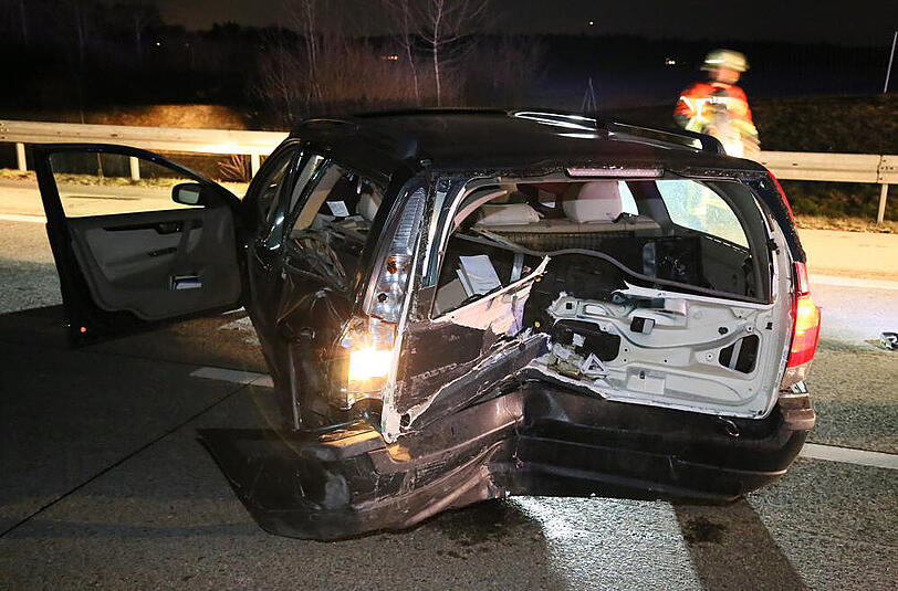 Bilder vom Verkehrsunfall auf der A94 Forstinning: Insgesamt fünf Autos und ein Lkw waren beteiligt.
