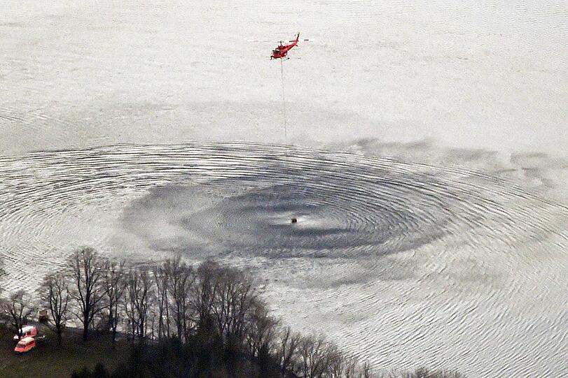 Löschwasser wird im nahen Kochelsee aufgenommen.