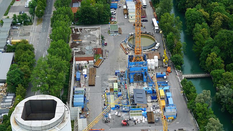 Auf dem Gelände des Heizkraftwerk Süd herrscht reger Betrieb. Die Bohrungen für die Geothermieanlage laufen auf Hochtouren.