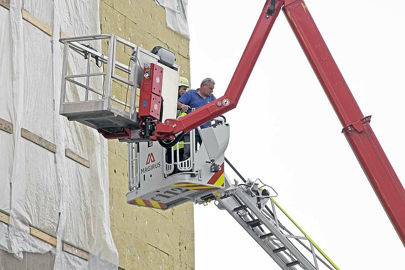 Gefährlich war die Situation für zwei Arbeiter in einer Hebebühne...