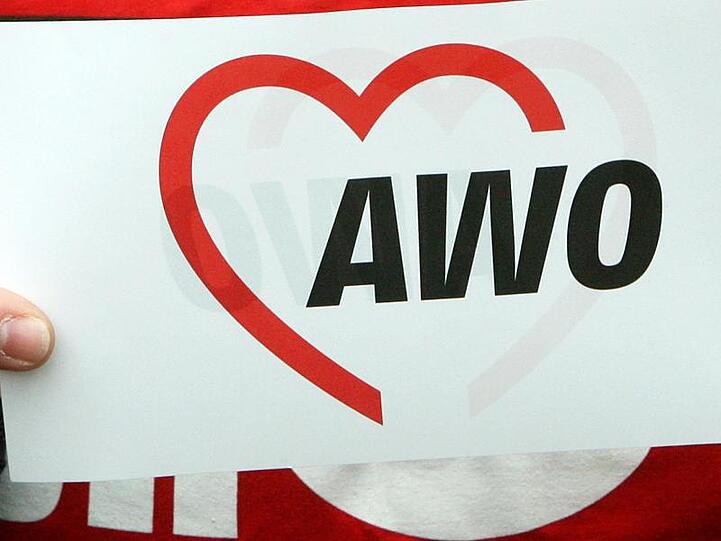 Das Logo der Arbeiterwohlfahrt (AWO) ist auf einem Papier zu lesen. Foto: Holger Hollemann/dpa/Symbolbild