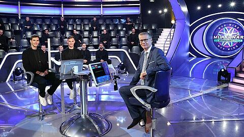 "Wer wird Millionär?": Moderator Günther Jauch mit Leon Goretzka (l.) und Joshua Kimmich - dahinter sitzen Lukas Klostermann, Niklas Süle, Oliver Bierhoff und Kevin Trapp (v.l.)