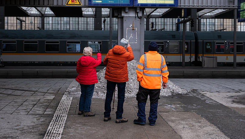 Vor allem viele Senioren und Touristen stehen oft ratlos vor den Anzeigetafeln.