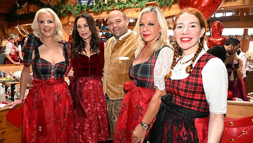 Die Gastgeberinnen Astrid Söll (li.), Birgit Fischer-Höper (2.v.r.) und Laura Siegel (re.) mit Wiesn-Wirt Klaus Renoldi und Star-Gast Lilly Becker (2.v.l.) Die Gastgeberinnen Astrid Söll (li.), Birgit Fischer-Höper (2.v.r.) und Laura Siegel (re.) mit Wiesn-Wirt Klaus Renoldi und Star-Gast Lilly Becker (2.v.l.)