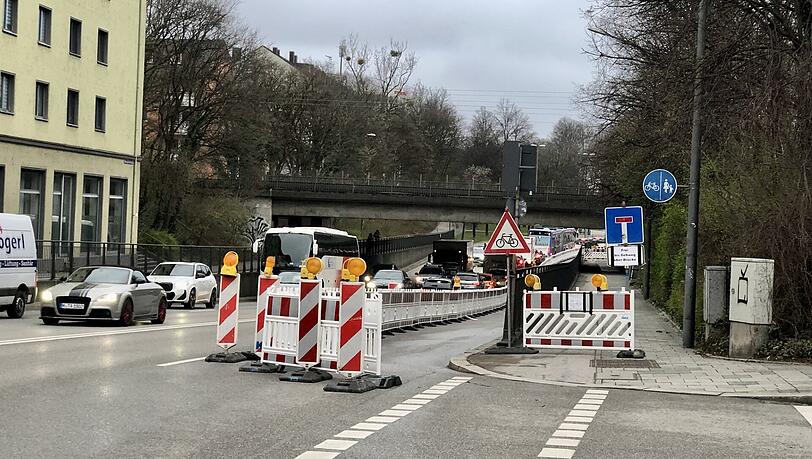 Nach der Anfrage der AZ beim Mobilitätsreferat und dem Gespräch mit dem BA-Vorsitzenden Michael Lutz ist ein Streifen der Fahrbahn gesperrt. Der Weg ist nun sicher für Radfahrer und Fußgänger. Nach der Anfrage der AZ beim Mobilitätsreferat und dem Gespräch mit dem BA-Vorsitzenden Michael Lutz ist ein Streifen der Fahrbahn gesperrt. Der Weg ist nun sicher für Radfahrer und Fußgänger.