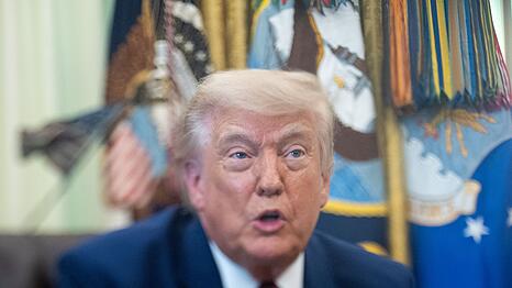 US-Pr&auml;sident Donald Trump m&ouml;chte seinen fr&uuml;heren Verteidiger als Justizminister behalten.