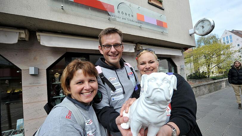 Die gestrige Aufgabe für die Kandidaten der AZ-Fitness-Aktion: &bdquo;Such den Mops&ldquo; in Nürnberger Geschäften wie dem Juwelier Röder.