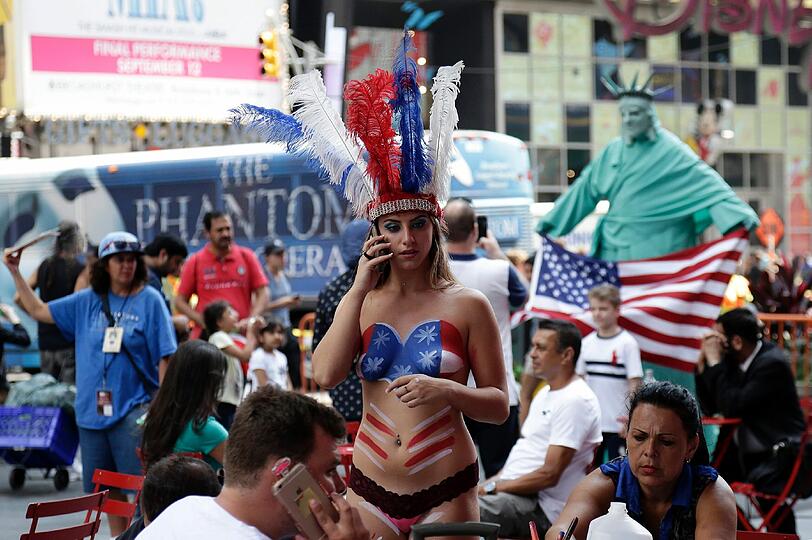 Bemalte Busen am Times Square. Die "Desnudas" sind New Yorks Bürgermeister ein Dorn im Auge.