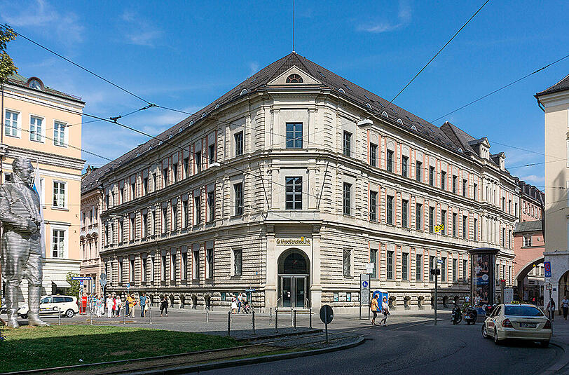 Kardinal-Faulhaber-Straße 14: Der stattliche Neurenaissance-Eckbau, errichtet Ende des 19. Jahrhunderts nach Plänen von Wilhelm Martens, wurde nach schweren Kriegsschäden durch Carl Sattler von 1948 bis 1952 wiederaufgebaut.