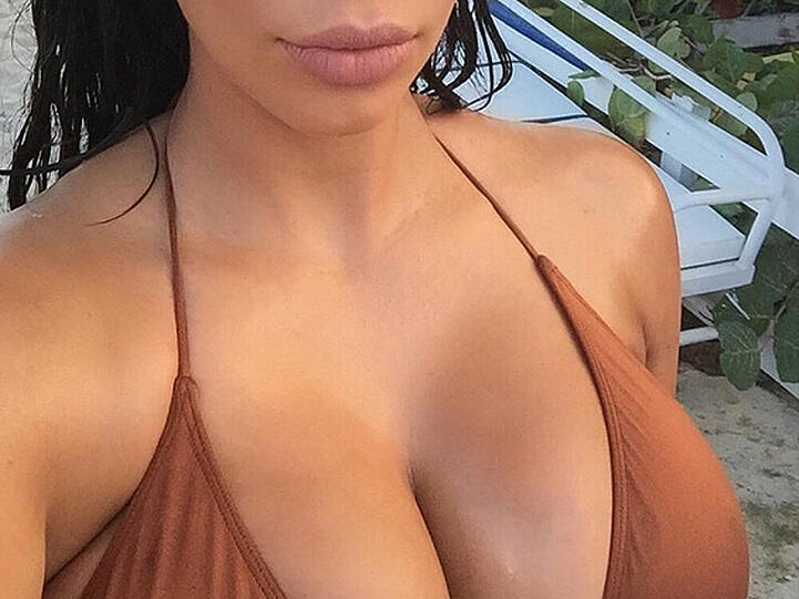 Die Frontansicht von Kim Kardashian.
