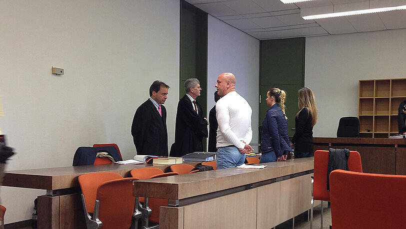Die Angeklagten Kristof K., Katarzyna M. und Agnieszka F. mit den Anwälten Alexander Eckstein und  Erhard Weidlich beim ersten Tag der Verhandlung vor dem Landgericht.