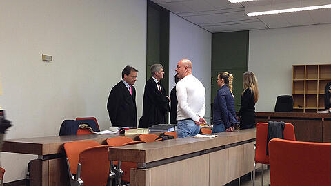 Die Angeklagten Kristof K., Katarzyna M. und Agnieszka F. mit den Anwälten Alexander Eckstein und  Erhard Weidlich beim ersten Tag der Verhandlung vor dem Landgericht.
