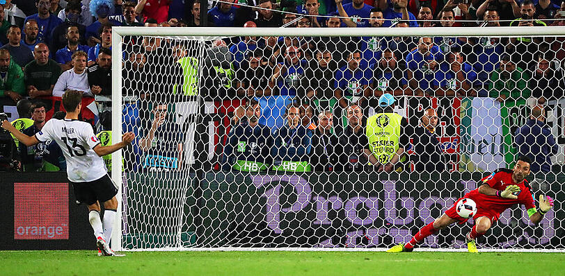 4. Schuss: THOMAS MÜLLER, 1:1. Ganz schwach nach rechts geschoben. Buffon ahnt die Ecke und pariert mühelos. Müller entwickelt ein veritables Elfmeterproblem: 4 seiner letzten 6 gingen nicht rein.