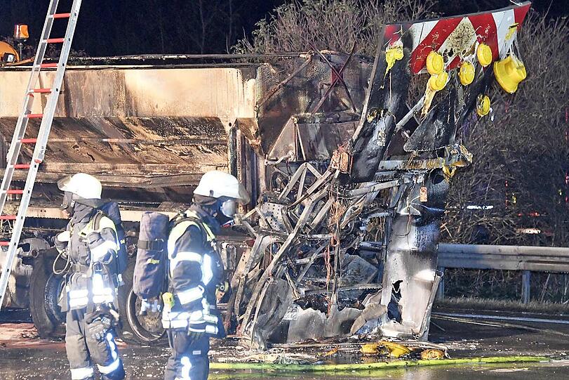 Nachdem der Lkw in den Sicherungsanhänger gekracht war, brannte dieser aus. Die Bilder.