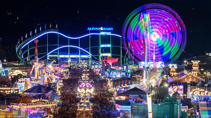 Zahlreiche Fahrgeschäfte drehen sich auf dem Oktoberfest auf der Theresienwiese.
