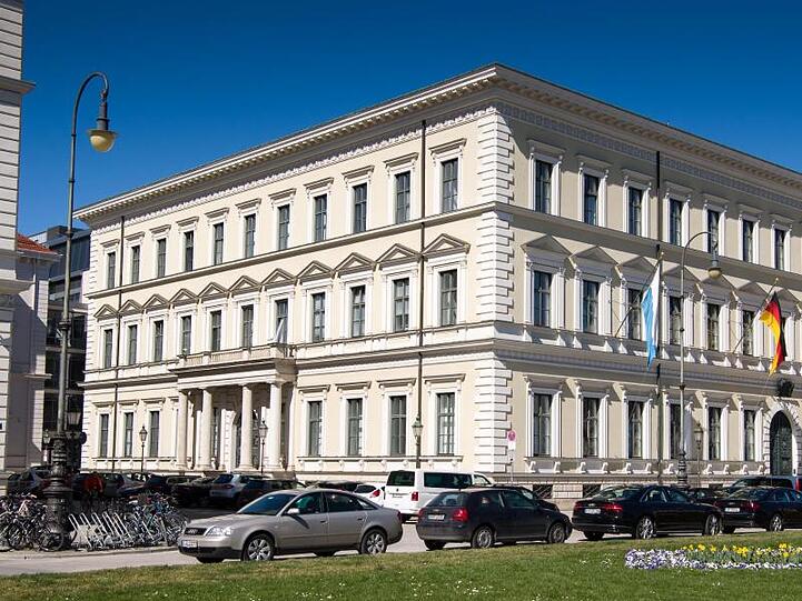 Das bayerisches Finanzministerium. Foto: Peter Kneffel/Archiv