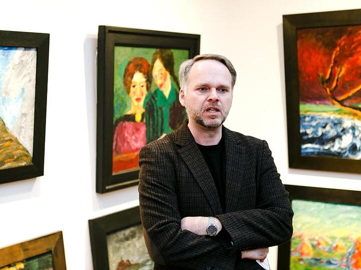 Christian Ring, Direktor der Nolde-Stiftung, im Bildersaal des ehemaligen Wohnhauses von Emil Nolde.