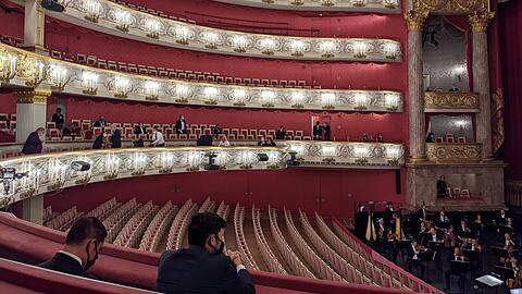 Mit sinkender Inzidenz und steigender Impfquote müsste das Nationaltheater wieder voller werden.