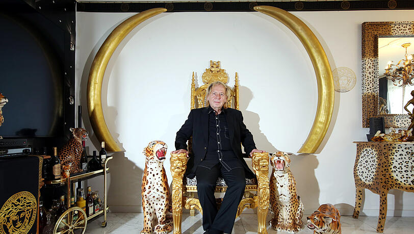 Bei Achim Borowitza zu Hause in Giesing: Auch hier dominieren Versace und das Wildkatzenthema.