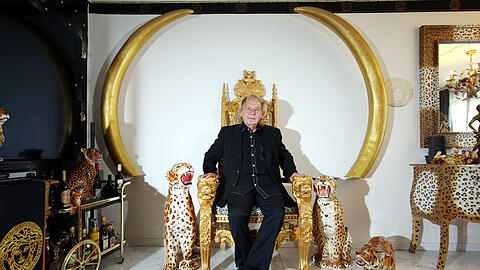 Bei Achim Borowitza zu Hause in Giesing: Auch hier dominieren Versace und das Wildkatzenthema.