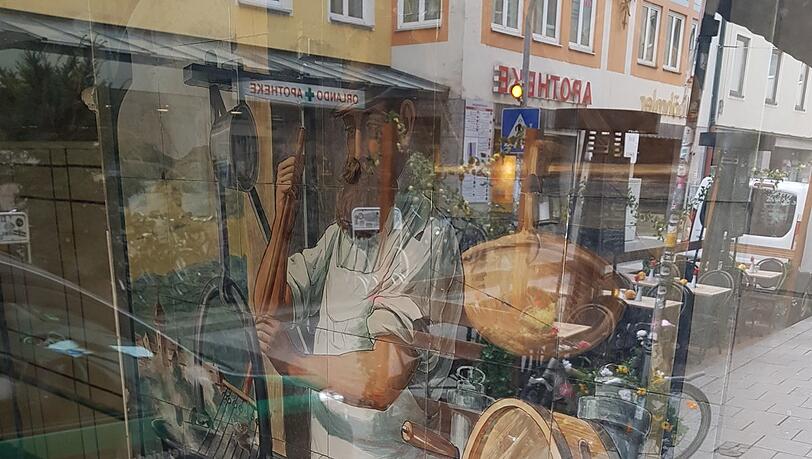 Im spiegelnden Fenster schwer zu erkennen, aber ein eigenes Denkmal.