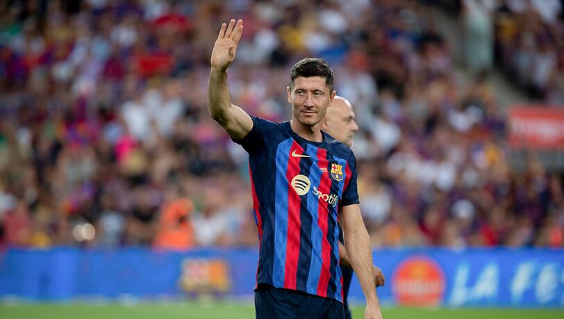 Barcelonas Robert Lewandowski winkt vor dem Spiel.