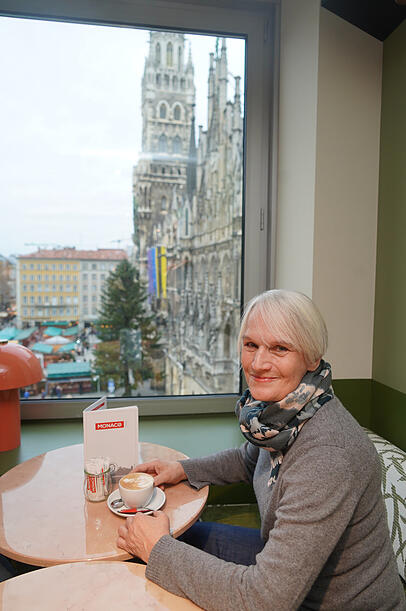 Was für ein Blick! Der Marienplatz-Trubel von oben im Café Monaco. Was für ein Blick! Der Marienplatz-Trubel von oben im Café Monaco.