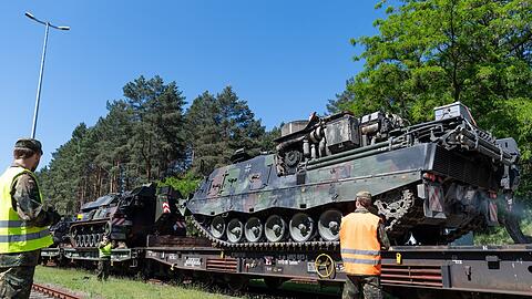 Ist die Schiene in Deutschland fit für den Transport von militärischem Gerät wie hier von Bundeswehrpanzern bei einer Übung in der Oberlausitz? Um solche Fragen geht es unter anderem im Operationsplan Deutschland.  Foto: Robert Michael/dpa