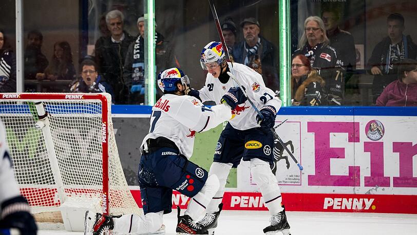 EHC-Jubel in Straubing: Taro Hirose (l.) und Veit Oswald.