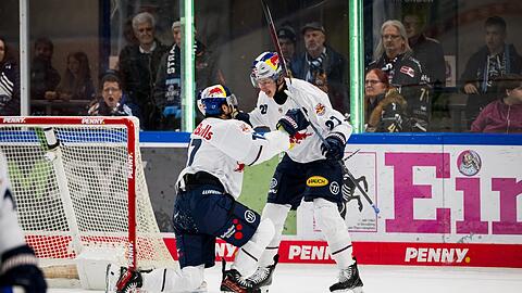EHC-Jubel in Straubing: Taro Hirose (l.) und Veit Oswald.