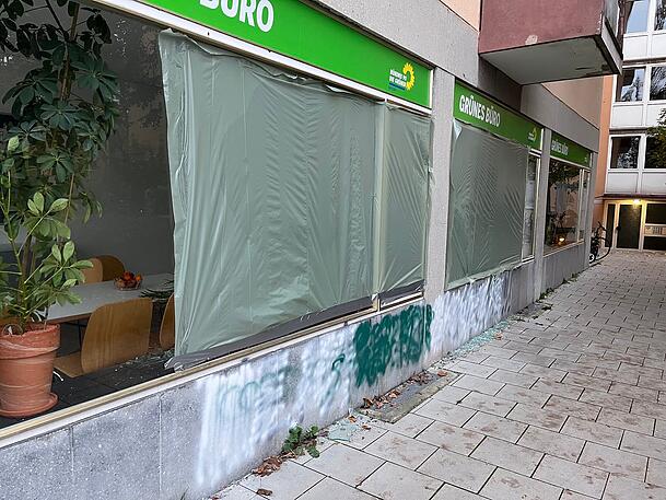 Scherben überall: vermutlich am späten Donnerstagabend haben unbekannte die Scheiben des Grünen-Büros in Schwabing-West eingeworfen. Die Feuerwehr sicherte die Fenster provisorisch. Scherben überall: vermutlich am späten Donnerstagabend haben unbekannte die Scheiben des Grünen-Büros in Schwabing-West eingeworfen. Die Feuerwehr sicherte die Fenster provisorisch.