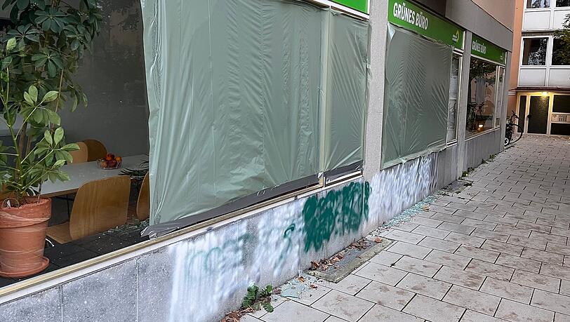 Scherben überall: vermutlich am späten Donnerstagabend haben unbekannte die Scheiben des Grünen-Büros in Schwabing-West eingeworfen. Die Feuerwehr sicherte die Fenster provisorisch. Scherben überall: vermutlich am späten Donnerstagabend haben unbekannte die Scheiben des Grünen-Büros in Schwabing-West eingeworfen. Die Feuerwehr sicherte die Fenster provisorisch.