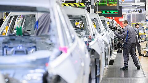 VW-Produktion in Wolfsburg: VW will bis 2030 deutschlandweit jede vierte Stelle streichen. (Archivfoto)