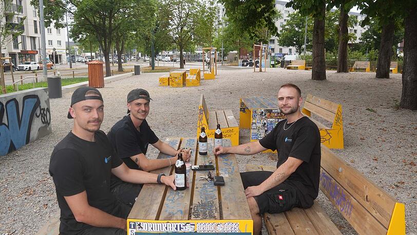 Der Grünspitz hat wieder auf: Alex, Alex und Nico (v.l.) trinken dort ihr Feierabendbier.