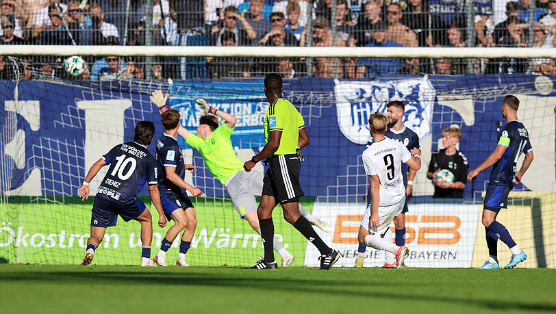 Burghausens Benedikt Schwarzensteiner (Nr. 9) erzielt das entscheidende Tor zum 3:1-Endstand, Löwen-Schlussmann Paul Bachmann streckt sich vergebens. Burghausens Benedikt Schwarzensteiner (Nr. 9) erzielt das entscheidende Tor zum 3:1-Endstand, Löwen-Schlussmann Paul Bachmann streckt sich vergebens.