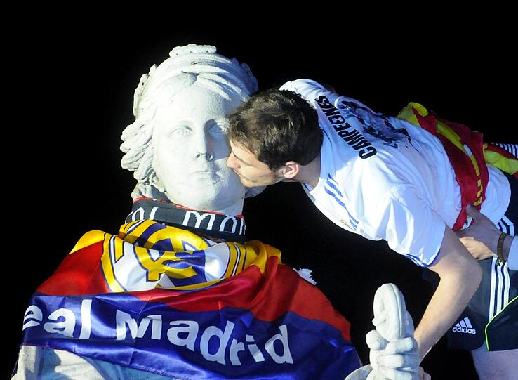Wenige Stunden nach dem 1:0-Finalsieg von Real
Madrid über den FC Barcelona ist der spanische Fußball-Pokal bei den
Jubelfeiern in Madrid zerbrochen. Durch eine Unachtsamkeit von
Sergio Ramos fiel die Trophäe am frühen Donnerstagmorgen bei der
Fahrt durch die Straßen der Hauptstadt vom Dach des
Mannschaftbusses. Die Bilder vom Spektakel.