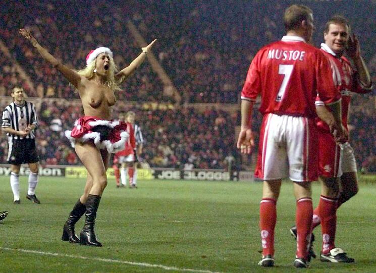 Flitzer-Alarm: Das schaut Paul Gasgoigne nicht schlecht, als ihm beim Newcastle United Spiel ein weiblicher Fan im Nikolaus-Dress entgegen kommt.