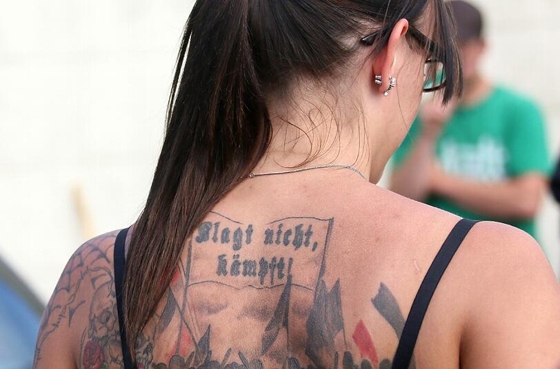 Vanessa Becker kandidiert für den Stadtrat. Hier geht sie zu einer Veranstaltung im &bdquo;Braunen Haus&ldquo; in Obermenzing &mdash; und zeigt ihre Tattoos.