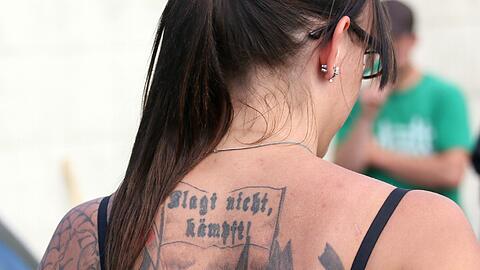 Vanessa Becker kandidiert für den Stadtrat. Hier geht sie zu einer Veranstaltung im &bdquo;Braunen Haus&ldquo; in Obermenzing &mdash; und zeigt ihre Tattoos.